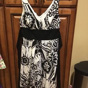 Woman size 8 strap sun lined Dress B Smart Black white floral